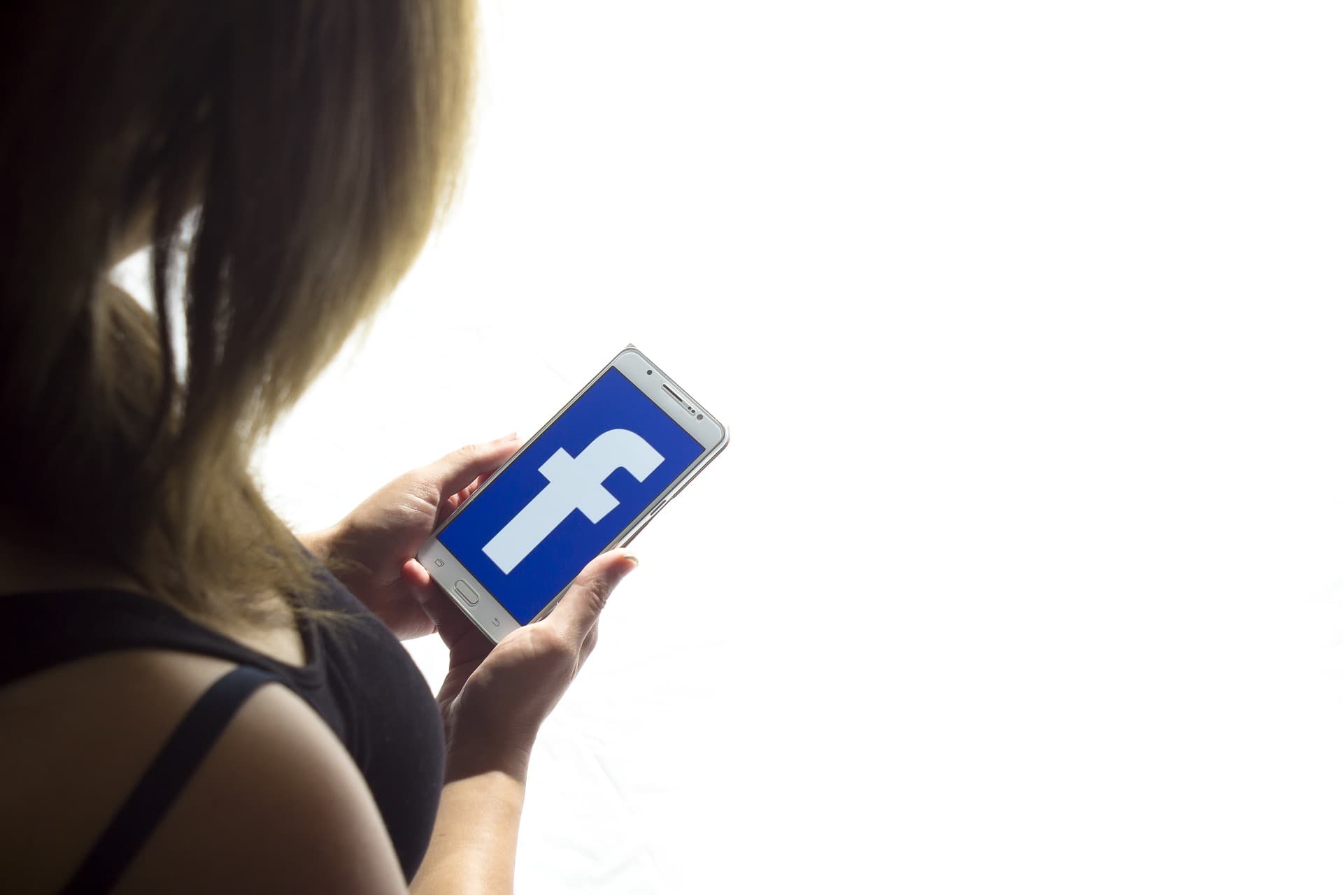 Ứng dụng Facebook cho máy ảnh truy cập iOS bị bắt ở chế độ nền