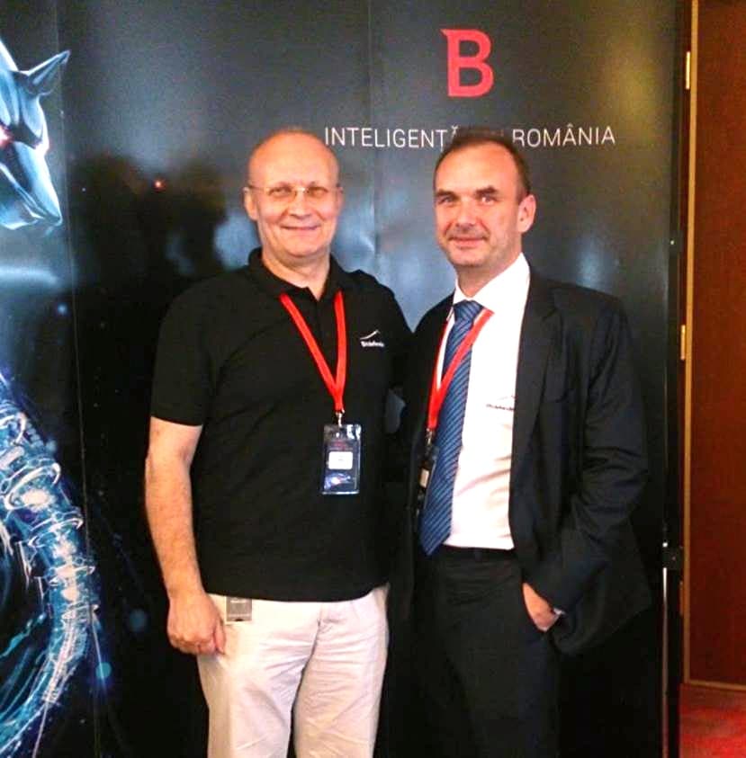 Đồng sáng lập Bitdefender Florin Talpes cùng đội ngũ khu vực tại một sự kiện của Bitdefender
